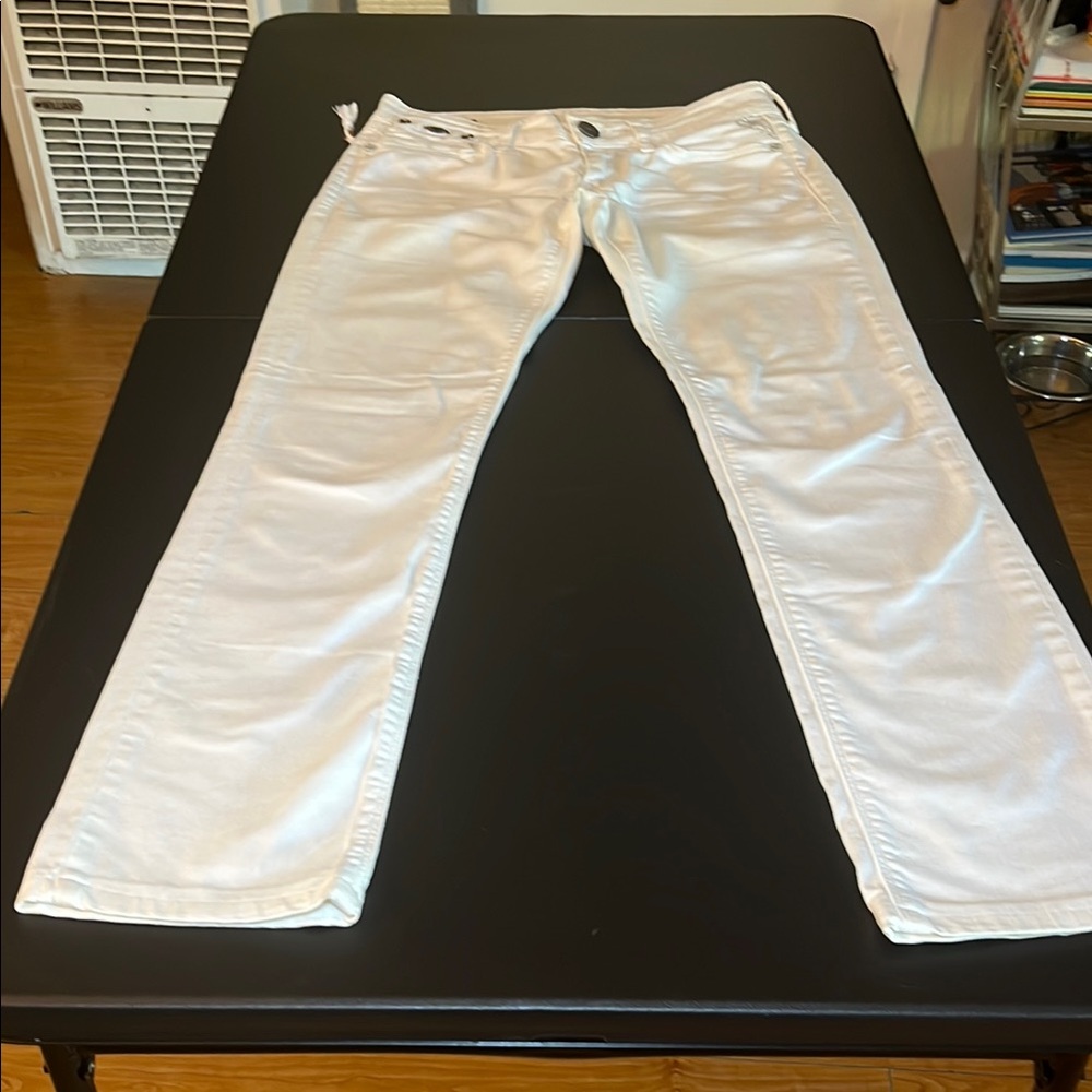 White Straight-Leg Jeans with Crisp Finish